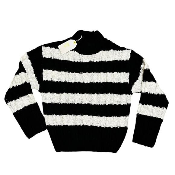 Love Tree CrewNeck Women’s Sweater Size Small Black & White - Picture 1 of 4